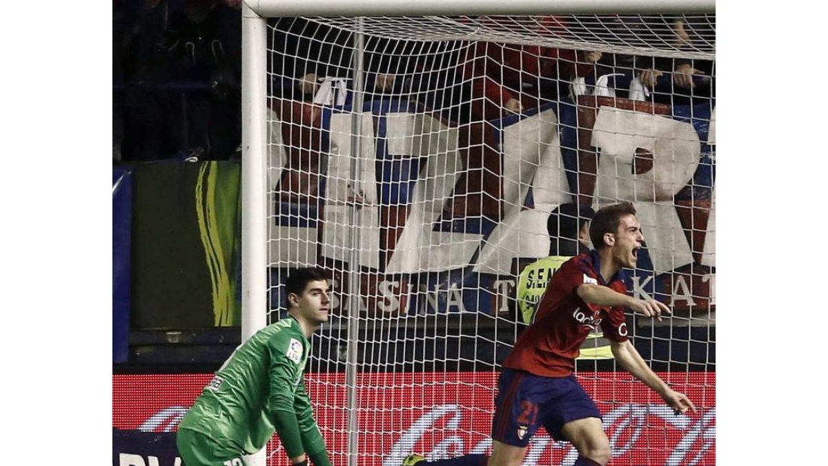 Roberto Torres celebra, ante la frustración de Courtois, el tercer gol del equipo frente el Atlético.