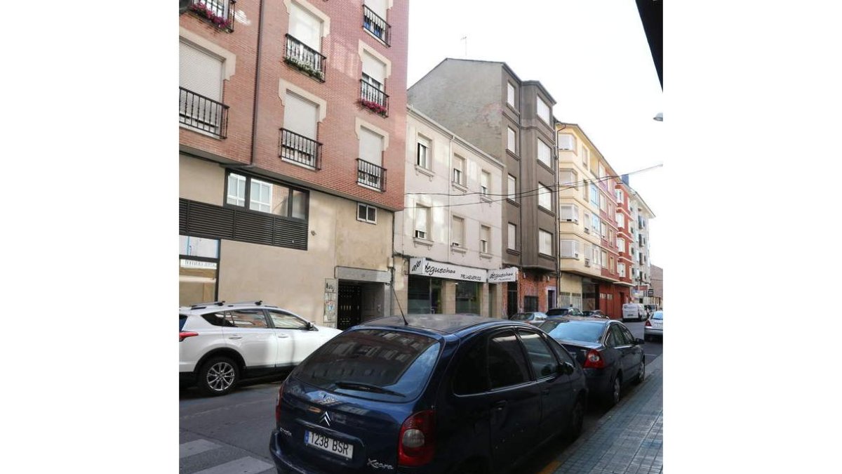 Una calle de La Puebla Norte de Ponferrada, en una imagen tomada ayer. L. DE LA MATA