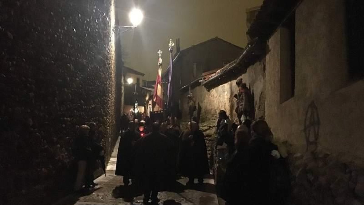 La gente de la Sobarriba traslada al Dainos de las Clarisas a los Capuchinos por las Cercas. Los jóvenes que hacían botellón guardaron silencio y sacaron sus móviles para grabar el momento. DL
