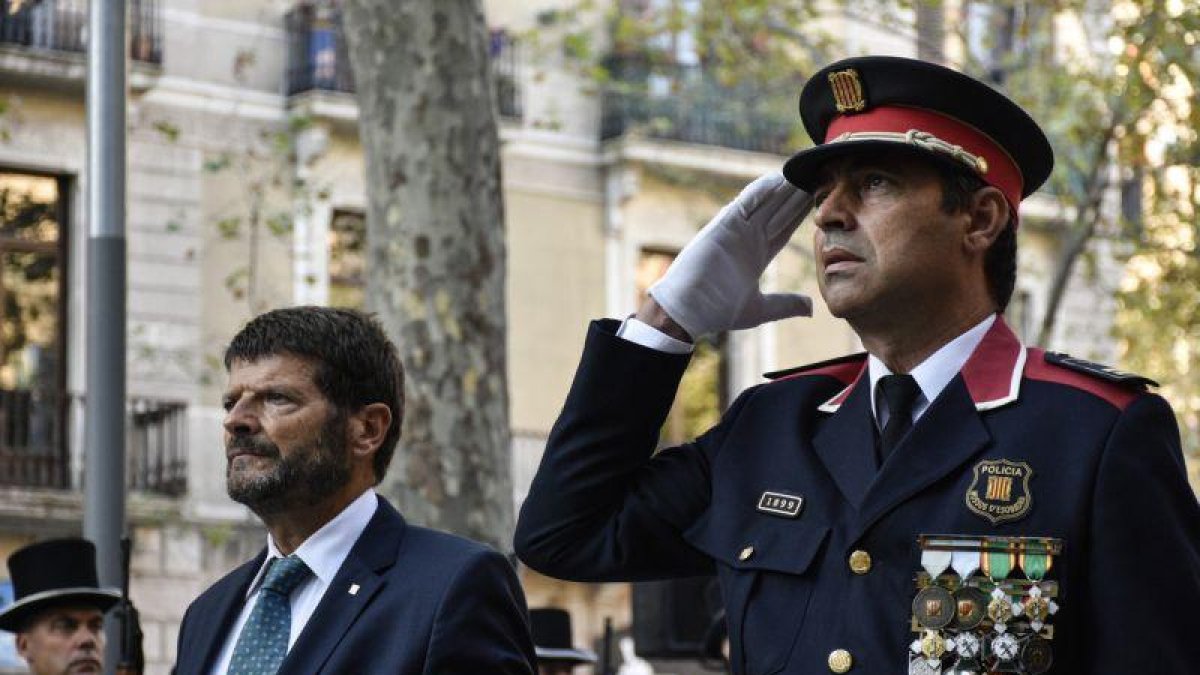 Entrega floral de los Mossos d'Esquadra al monumento de Rafael Casanova, con Albert Batlle (izquierda) al frente.