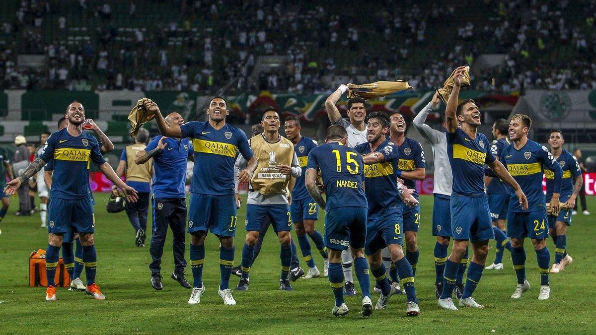 Jugadores de Boca celebran el pase