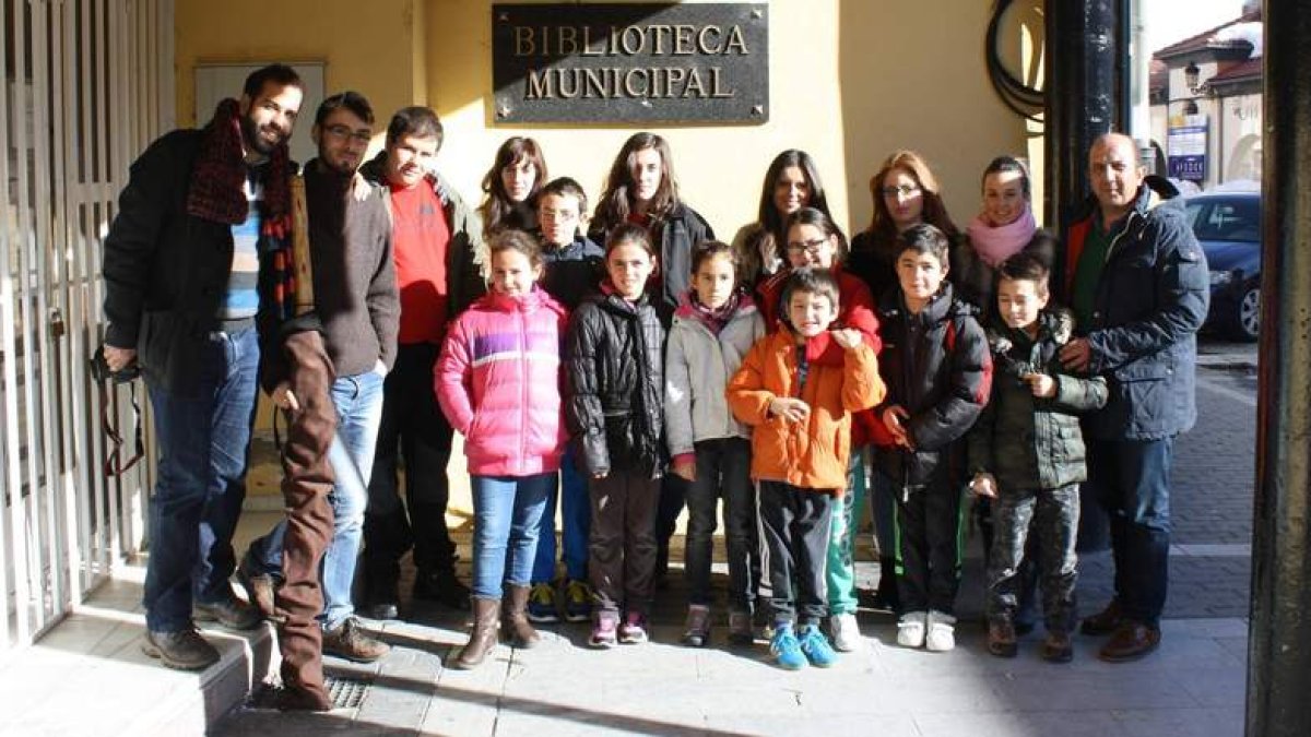 Algunos de los participantes junto al alcalde de La Pola, Francisco Castañón, a la derecha.