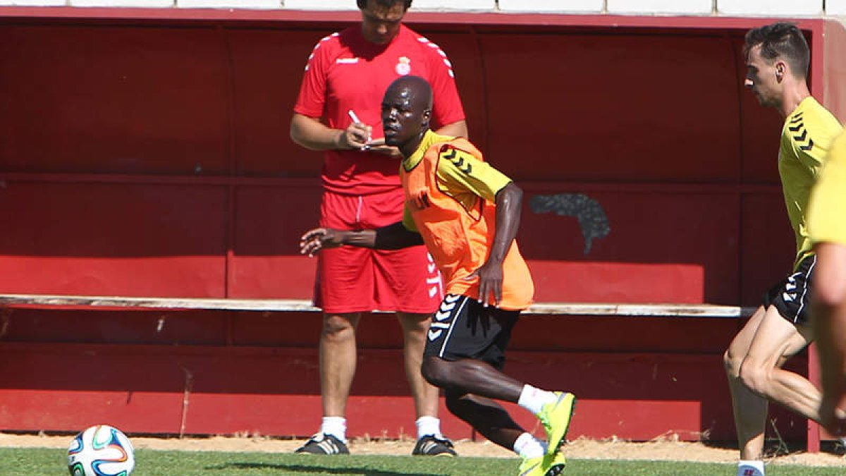 Stephen Babalola participa activamente en cada uno de los entrenamientos de la Cultural y se ha convertido en la sensación de la pretemporada.