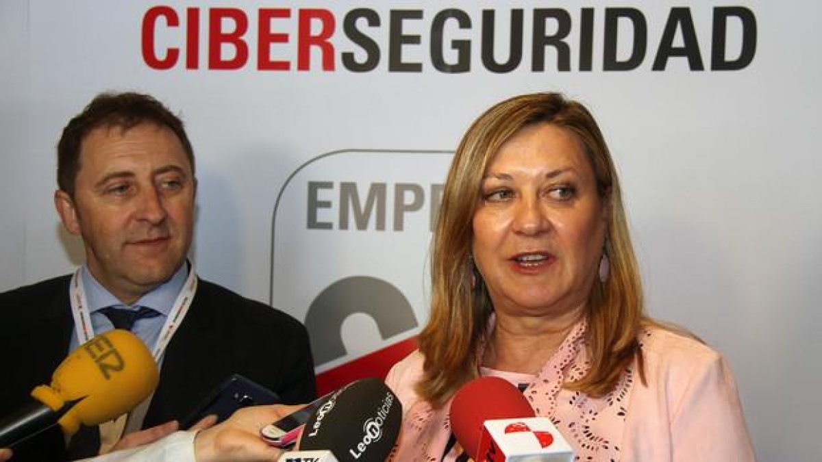 La consejera de Economía y Hacienda, Pilar del Olmo (D), clausura la jornada organizada por la Agrupación Empresarial Innovadora Ciberseguridad y Tecnologías Avanzadas.