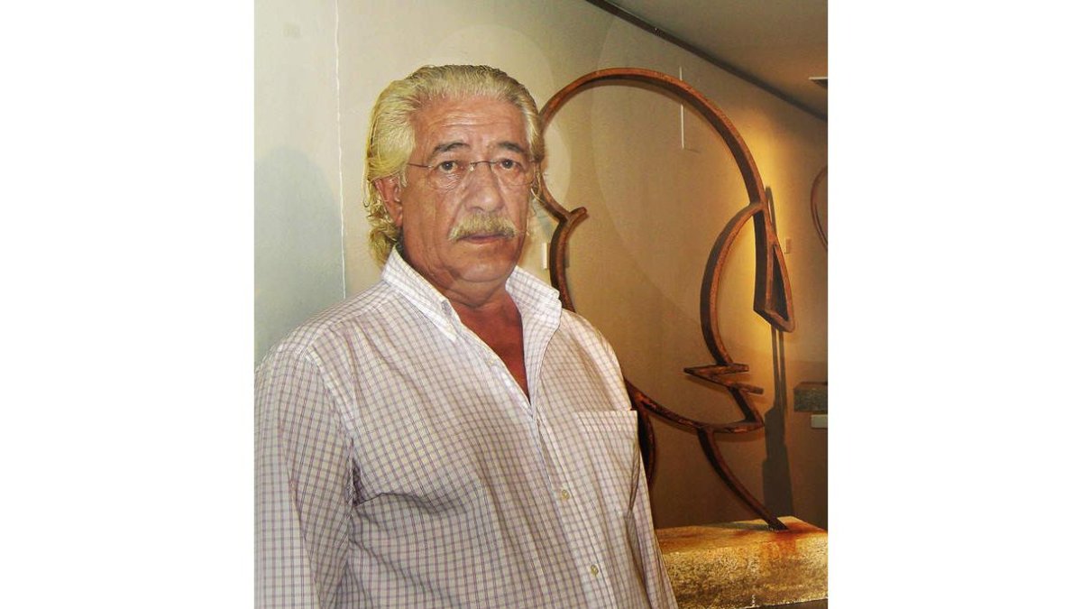 Luis Arranz, junto a una de sus esculturas.