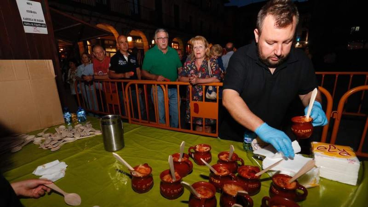 Cientos de leoneses se acercaron a la plaza Mayor para degustar una de las tapas más típicas de la ciudad leonesa. RAMIRO