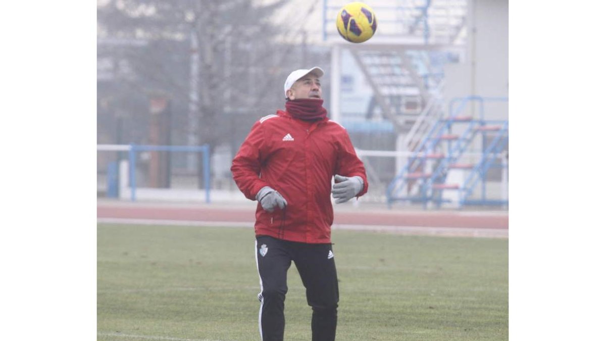 Claudio tiene variantes para recibir al Elche.