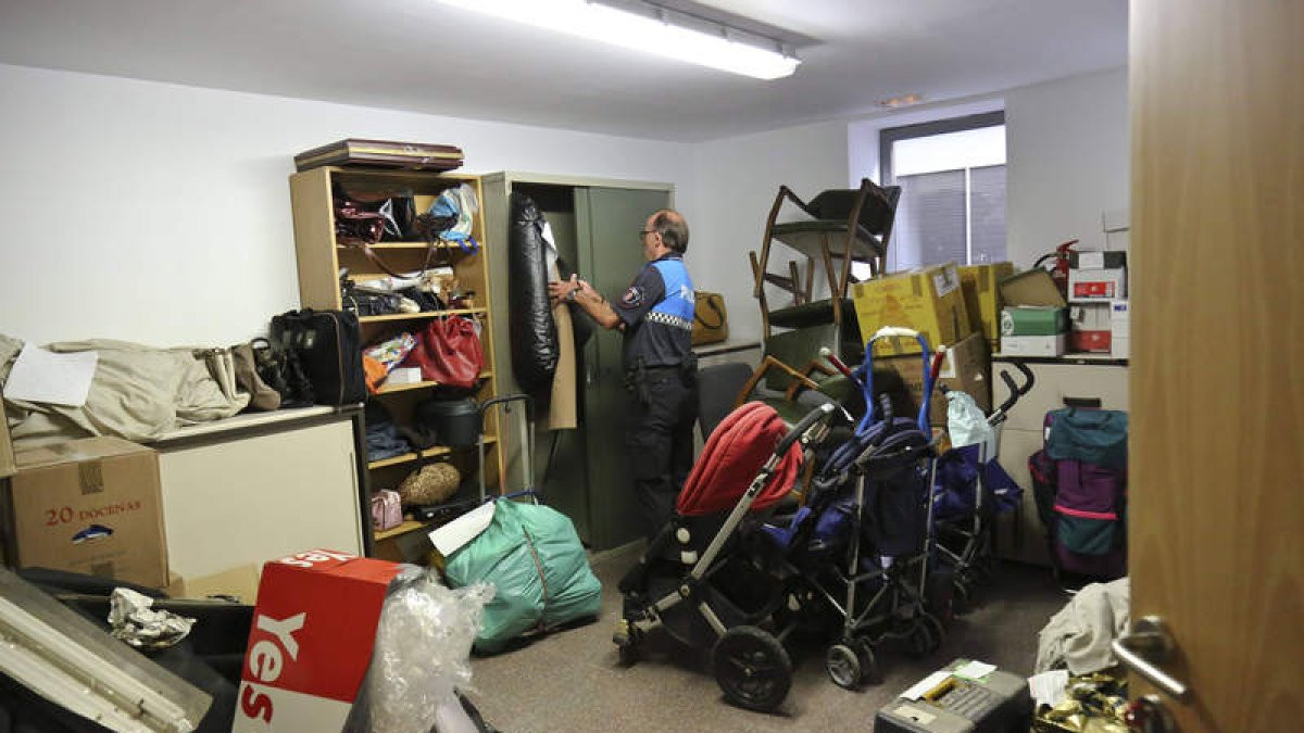 El almacén de la oficina de objetos perdidos de San Marcelo, lugar que se convierte en la nueva vivienda de los enseres sin dueño encontrados en las calles de León.