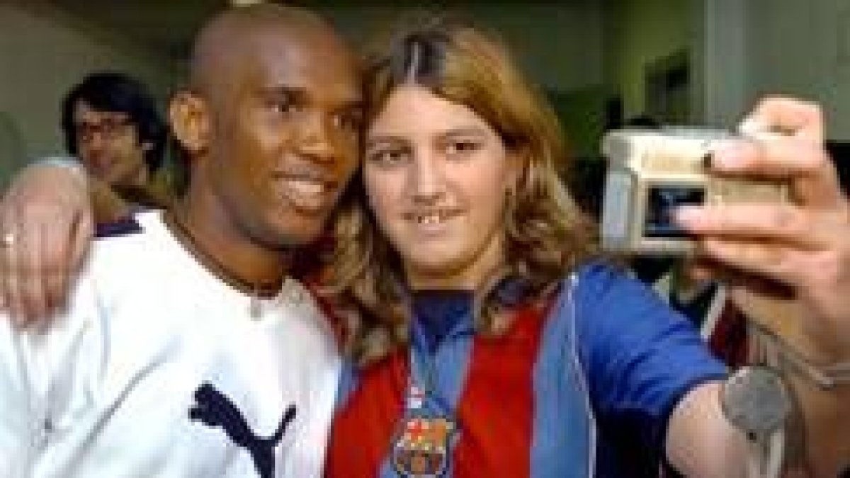 Eto'o, en la reciente visita al hospital infantil San Juan de Dios, con un paciente