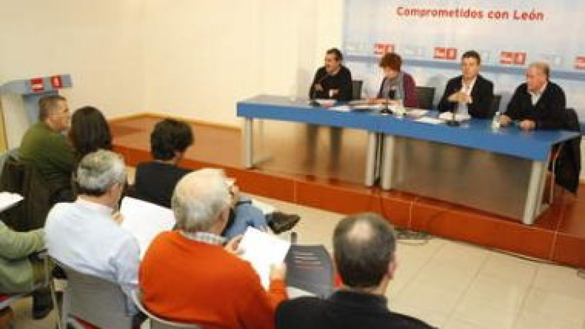 Alonso, Prada, el zamorano Fuentes y Canedo, ayer con alcaldes socialistas fuera del nivel 1.