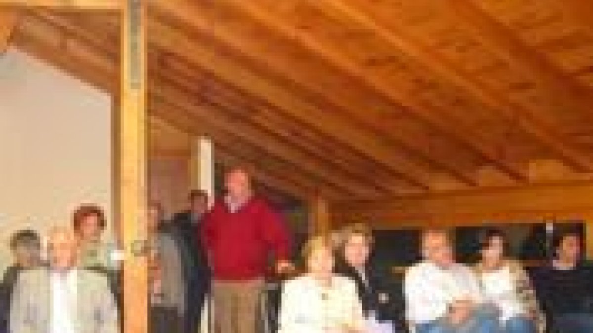 El público asistentes participó mucho en la charla de Cármenes