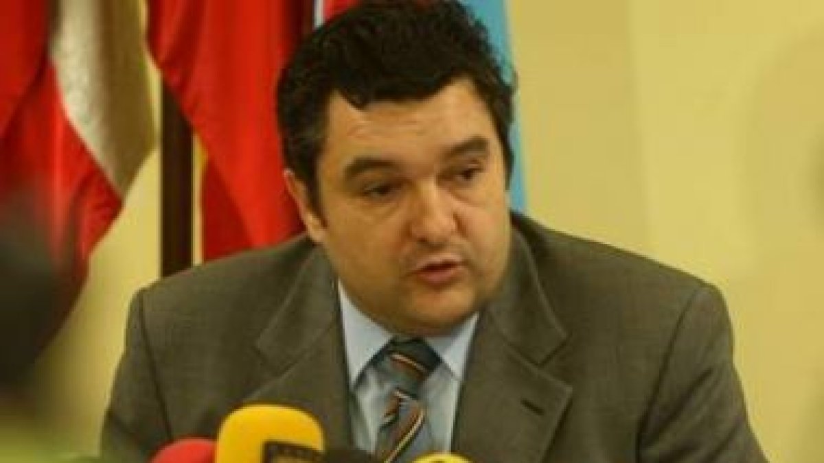 El presidente del Consejo del Bierzo, José Luis Ramón, en una rueda de prensa.