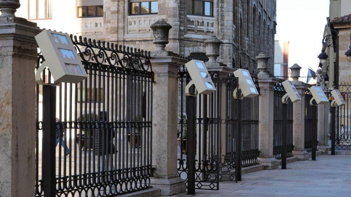 Las nuevas farolas ‘galácticas’ que se han colocado en el atrio de la Catedral de León. JAVIER FERNÁNDEZ ZARDÓN