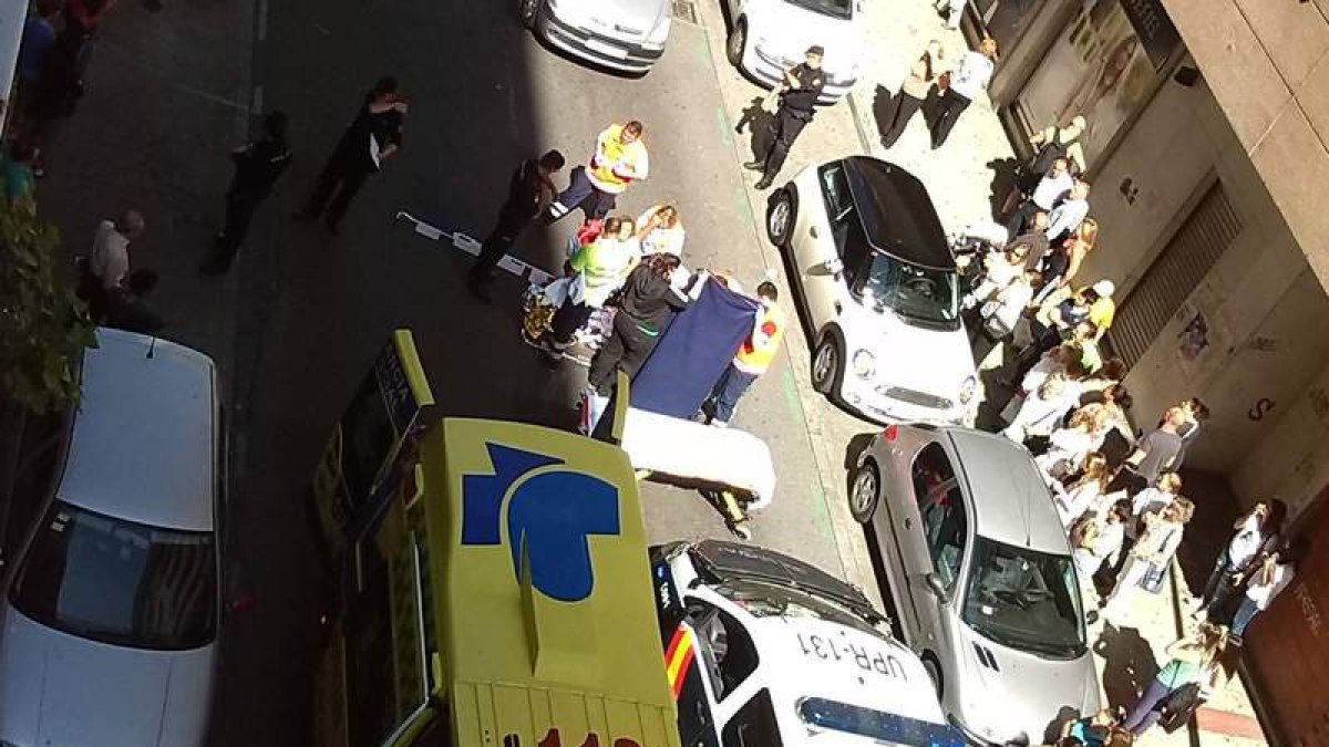 La persona herida es atendida en la zona del accidente