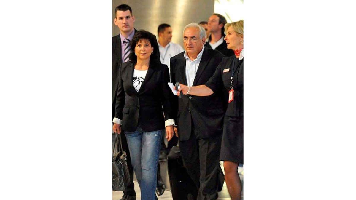 Strauss-Kahn llega con su esposa, Anne Sinclair, a París.