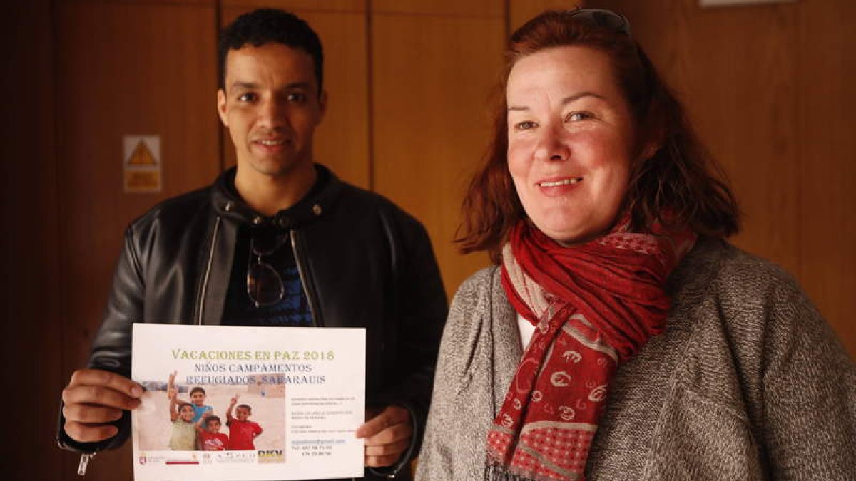 Isalmu Elbar y Amaya Ramos, ayer, con el cartel de la convocatoria de ‘Vacaciones en Paz’ de este año. Abajo a la derecha Yusf, ayer mismo en el Sáhara. JESÚS F. SALVADORES