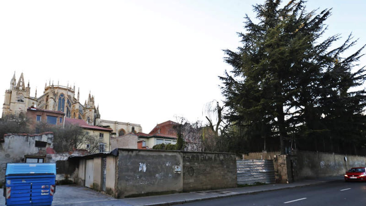 La parcela está en la parte trasera de la iglesia de San Pedro. RAMIRO