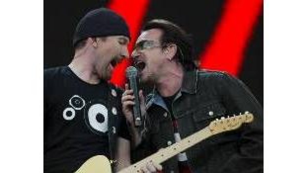El líder de U2, Bono, con el guitarrista de la banda, The Edge