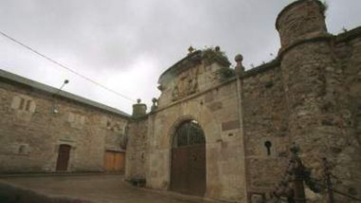 Imagen de archivo de la entrada principal del palacio, ubicado en Riolago de Babia.