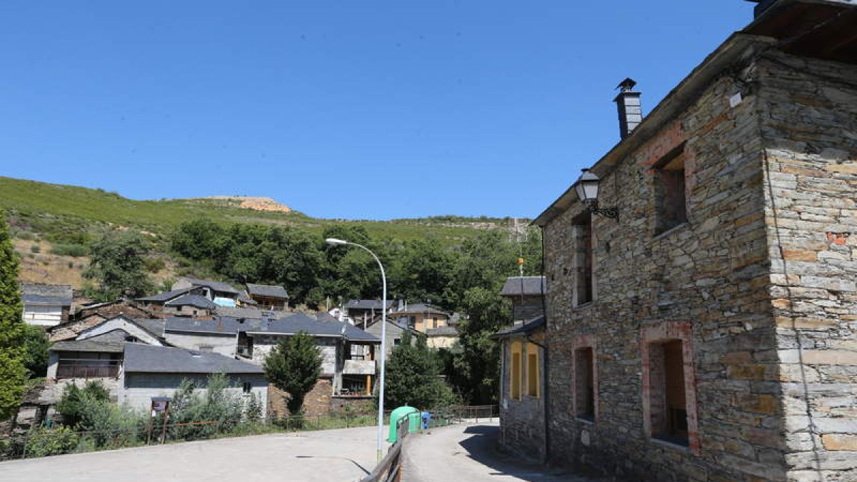 Sobre estas líneas, una panorámica de Páramo del Sil tomada desde el barrio de Las Campas. Al lado, un espacio del pueblo de Anllares. En la otra página, el río y una de las casas rehabilitadas en Primout y el resultado de las mejoras realizadas en Salent