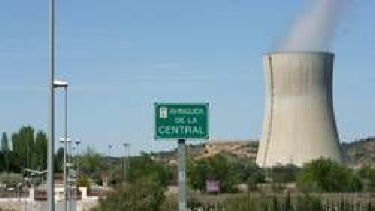 Vista de la torre de refrigeración de la Central Nuclear de Ascó