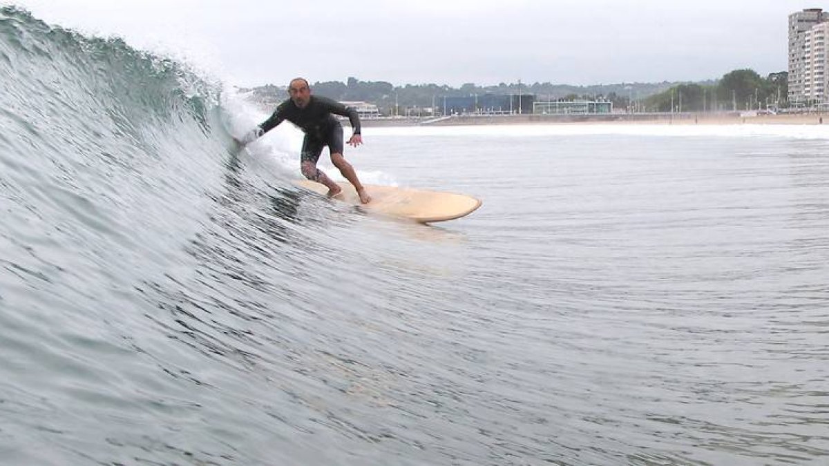 Pepe More surfeando en la playa de San Lorenzo, en Gijón