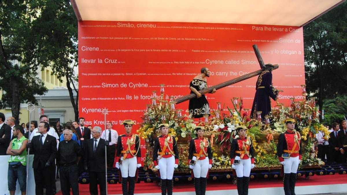 Cofrades del Dulce Nombre durante el Vía Crucis.