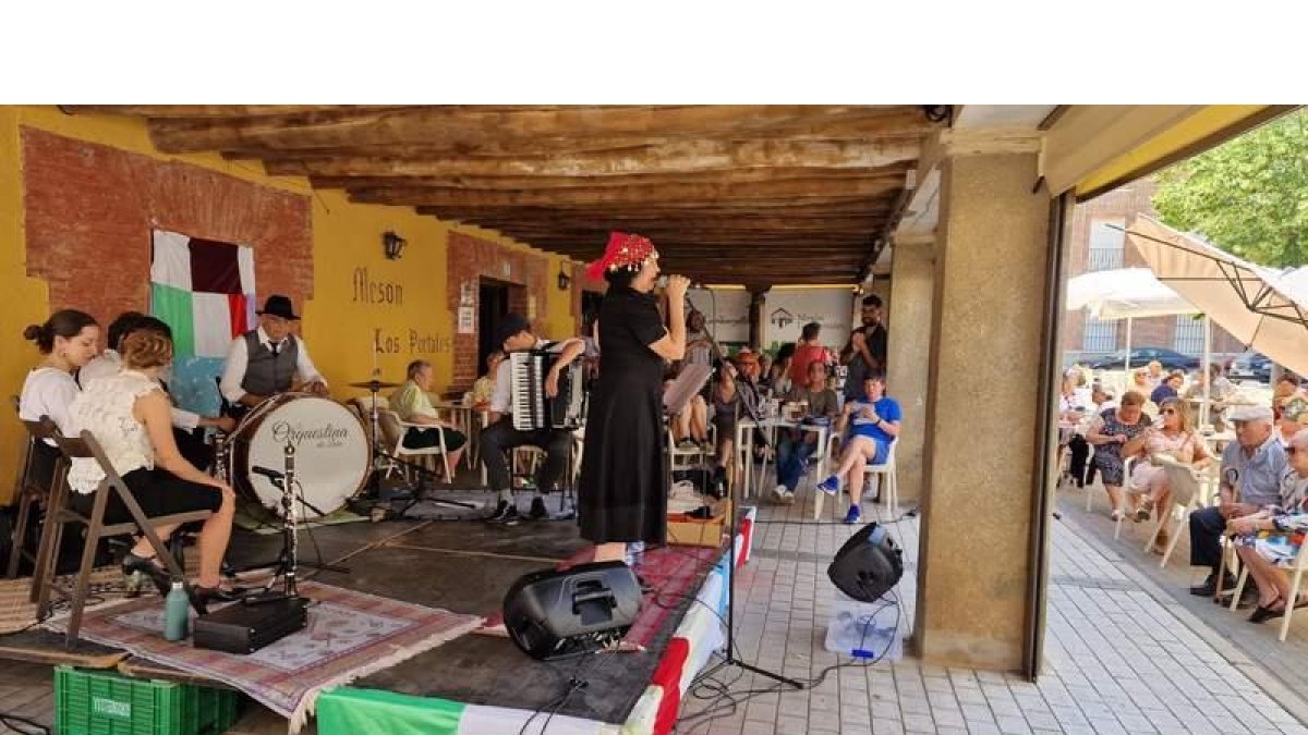 Un momento del baile vermut con la música de la Orquestina de León, ayer en Gordoncillo. DL