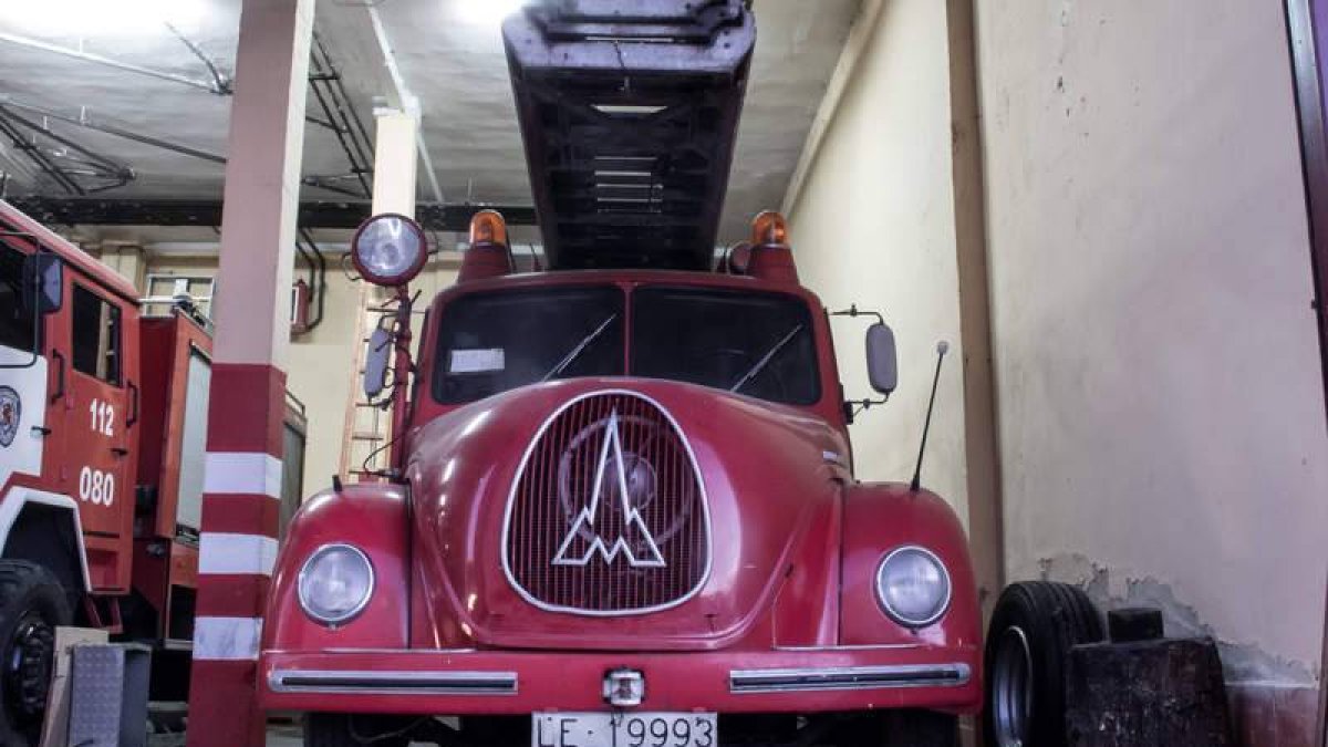 Escalera Magirus de 1963a en las instalaciones del Parque de Bomberos de León.