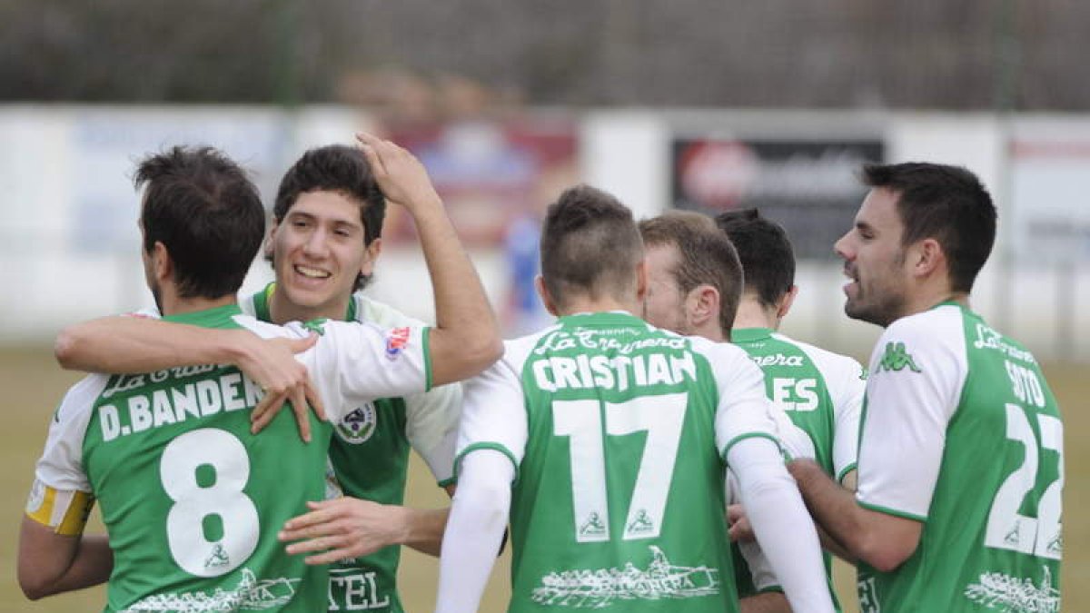 Los futbolistas del Astorga felicitan a Bandera tras anotar el gol que sentenció el partido.
