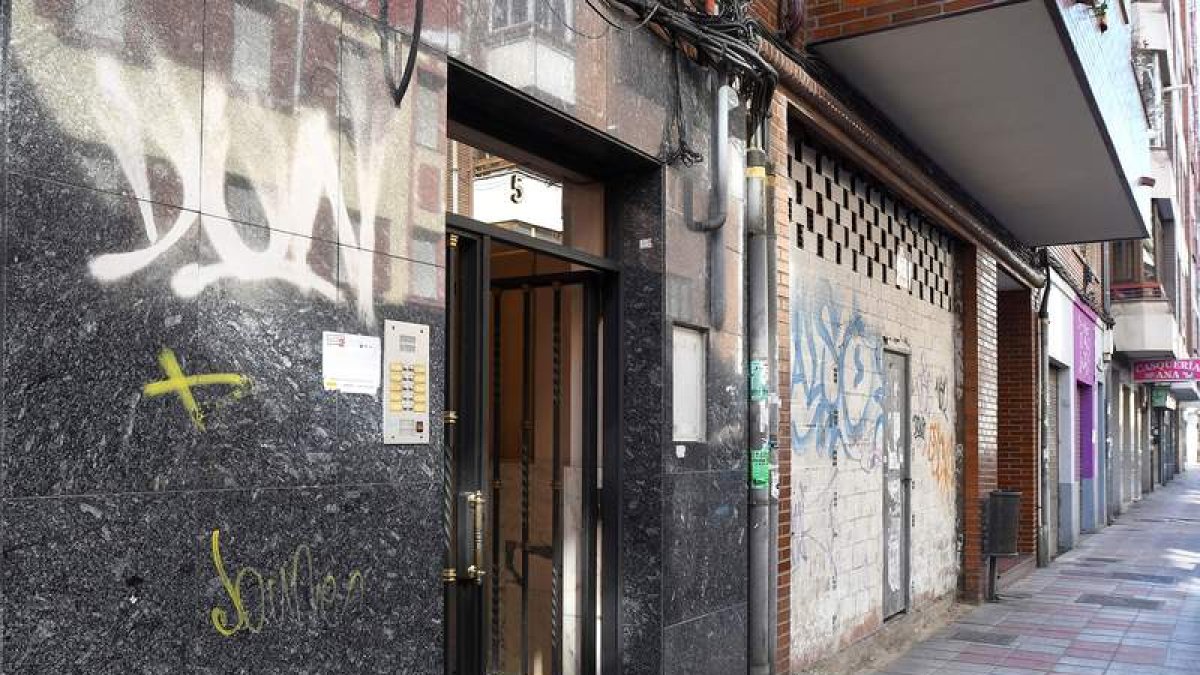 Portal de la vivienda en la que ocurrieron los hechos. J, CASARES/EFE