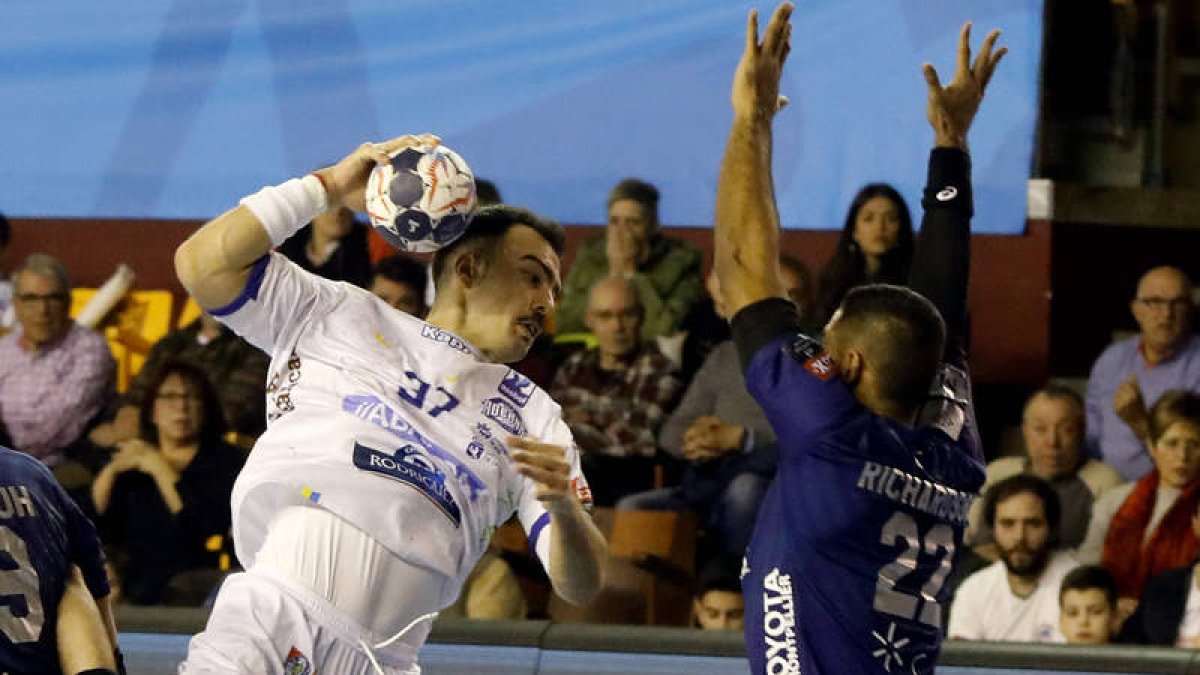 Álex Costoya ha viajado con el equipo pero Guijosa no forzará al lateral si no lo ve en perfectas condiciones. MARCIANO
