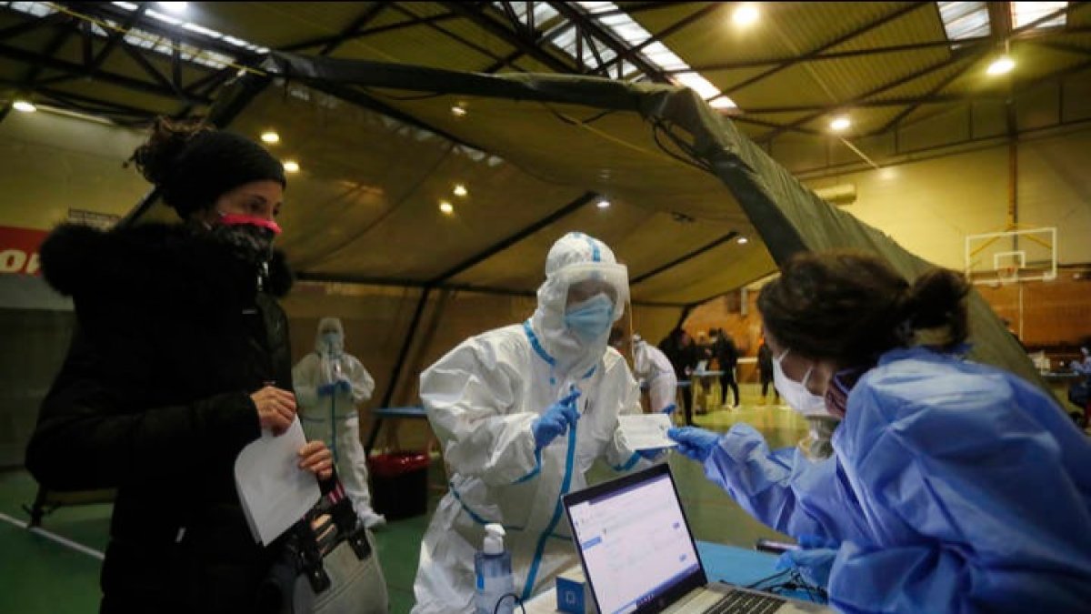 Cribado masivo de covid que se hizo el año pasado en Reyes en Cistierna. JESÚS F. SALVADORES