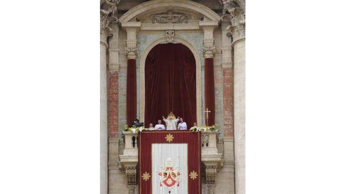 Benedicto XVI imparte la bendición «Urbi et Orbi»
