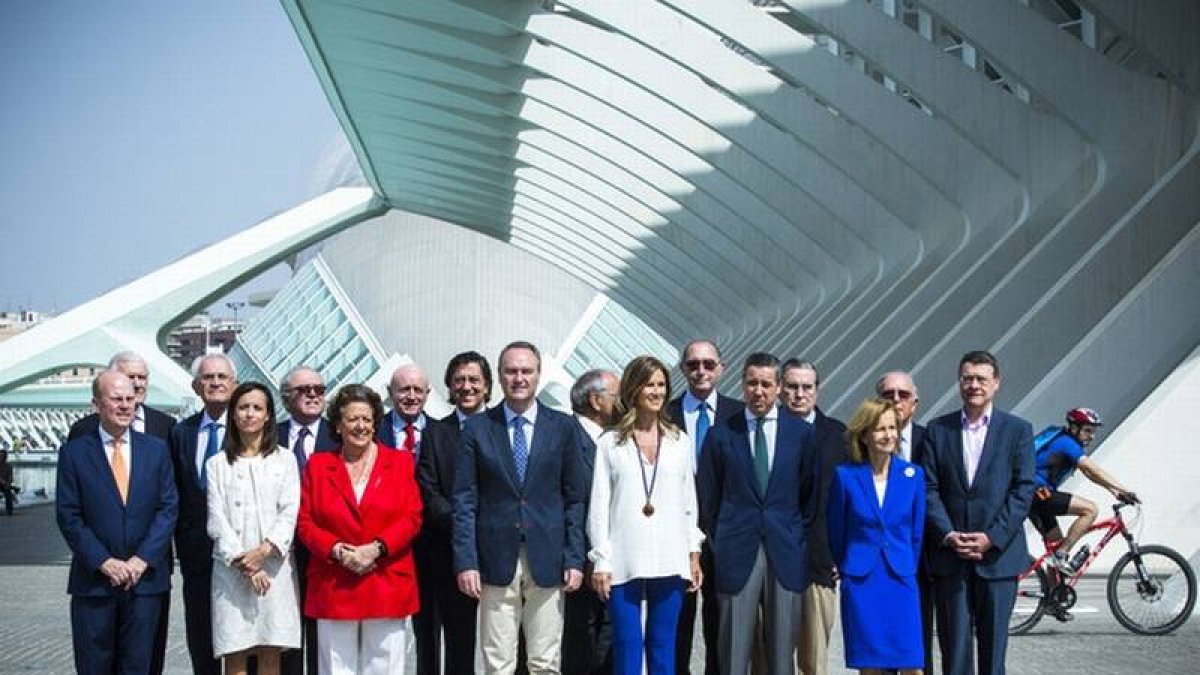 Los miembros de la Fundación España Constitucional posan, este sábado en Valencia, junto a la alcaldesa Rita Barberá (de rojo) y el presidente valenciano, Alberto Fabra (centro).