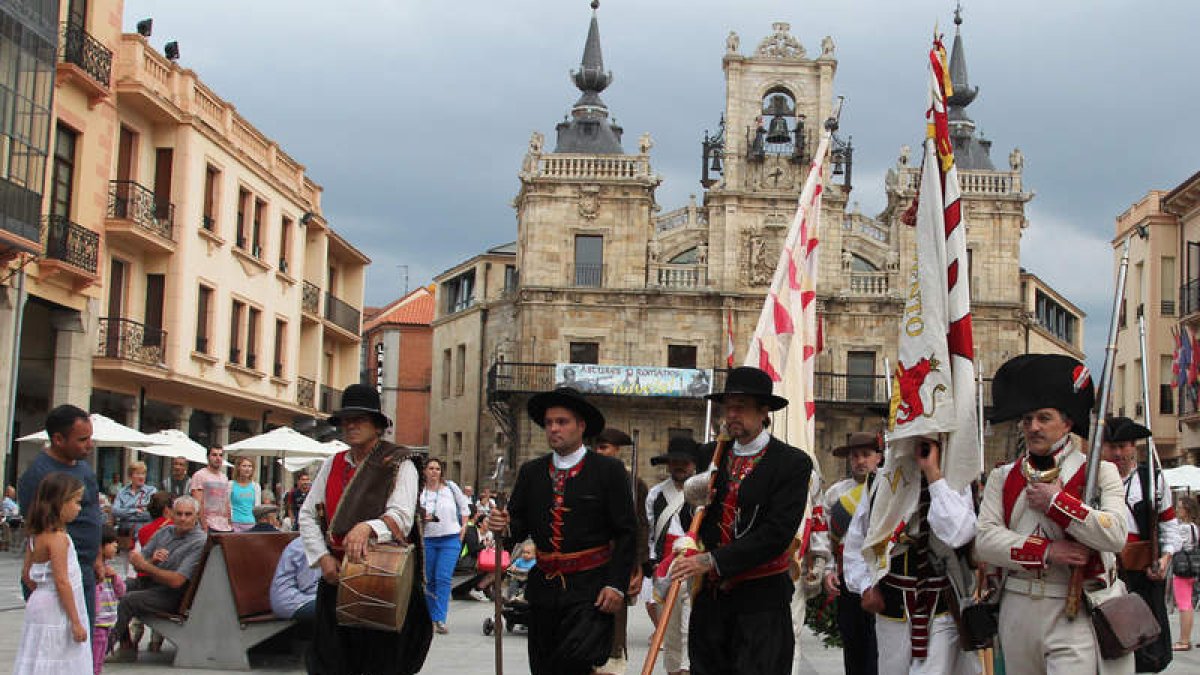 Los soldados también desfilaron para conmemorar la gesta maragata.