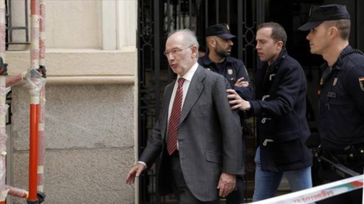 Arrestado 8 Rato sale de su despacho, el 17 de abril pasado, un día después de su detención.