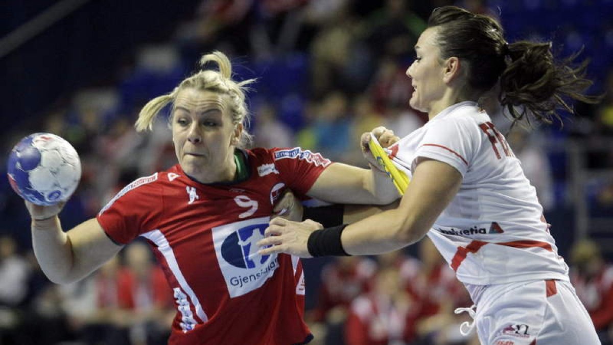 Beatriz  Fernández intenta detener a una atacante de la selección noruega.