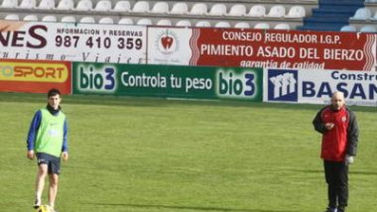 El juvenil Borja y Claudio Barragán, durante el entrenamiento del jueves en El Toralín.
