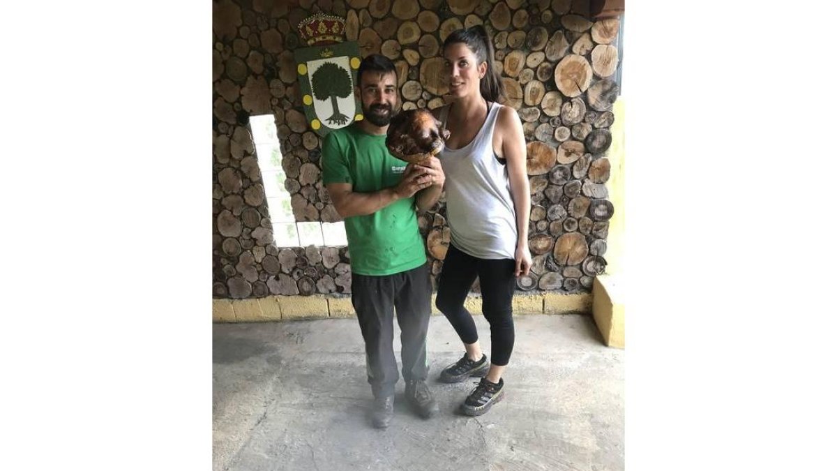 Óscar Ferrero con su ejemplar de boletus de casi tres kilos