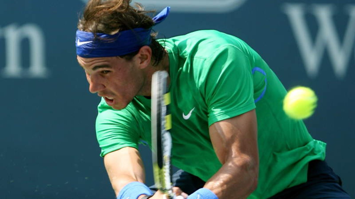 Rafael Nadal devuelve la bola a su compatriota Fernando Verdasco.