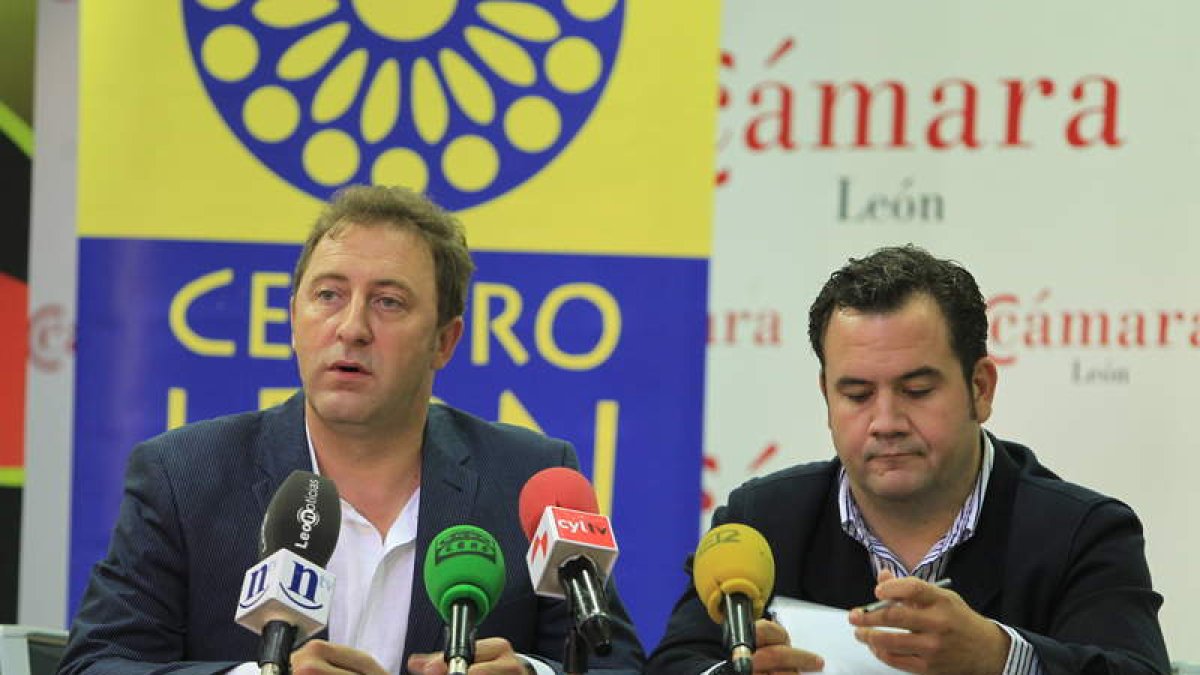 Tomás Castro y Juan Hernández Dopico, ayer durante la presentación del convenio.