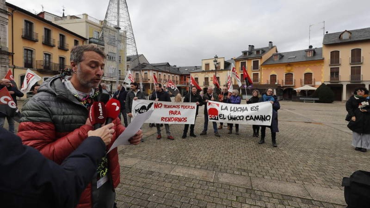 Protesta, ayer, a las puertas del Ayuntamiento. ANA F. BARREDO