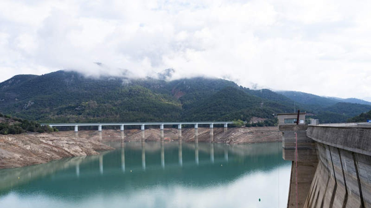 El embalse de la Baells, en Barcelona, el martes, que está al 25,8 % de su capacidad. SIU WU