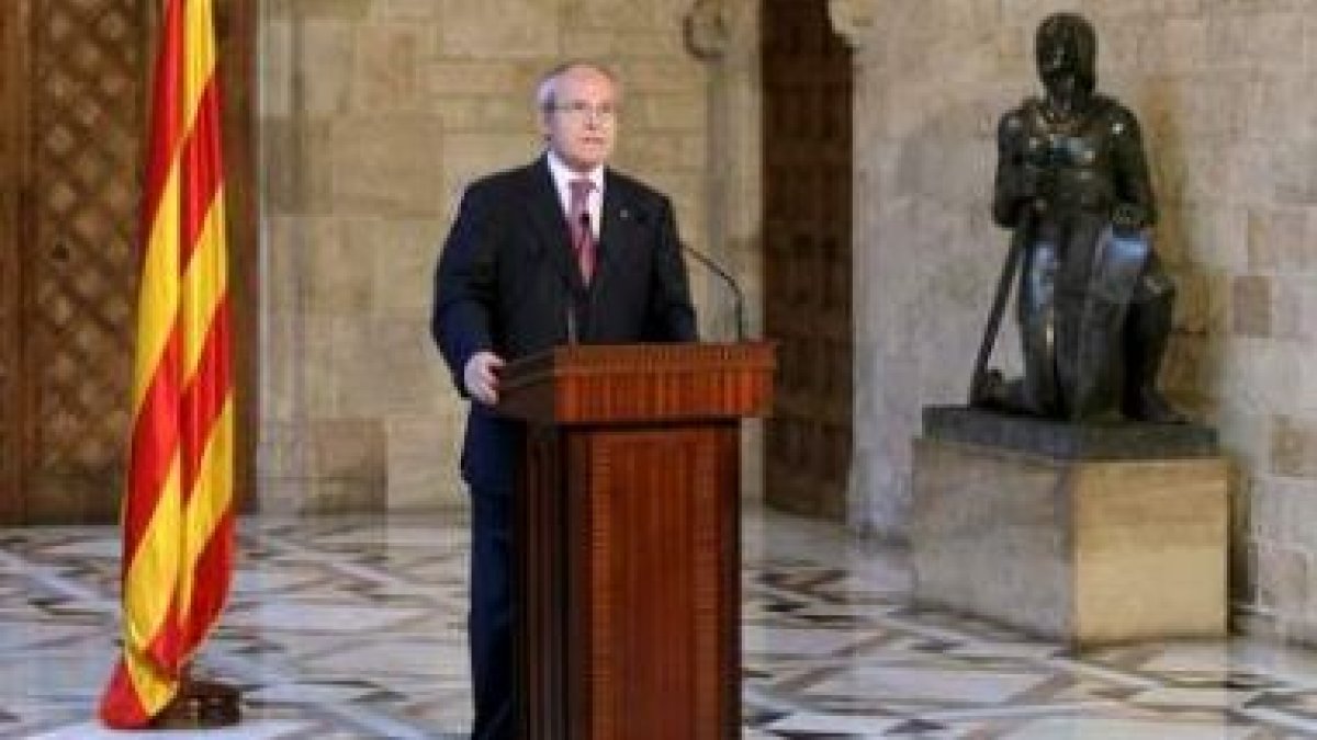 Montilla se dirige a los periodistas para valorar la sentencia del Tribunal Constitucional.