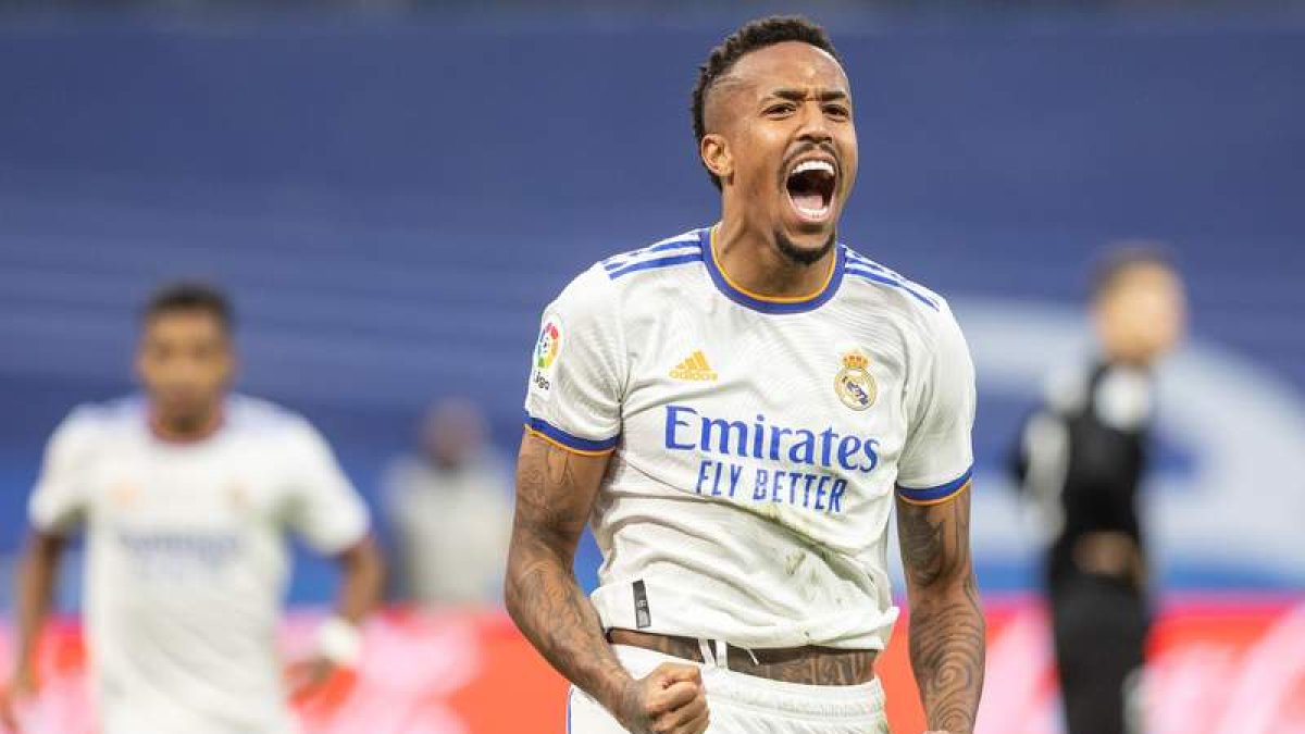 Militao celebra el gol conseguido ante el Elche en el último partido de Liga del Madrid. RODRIGO JIMÉNEZ