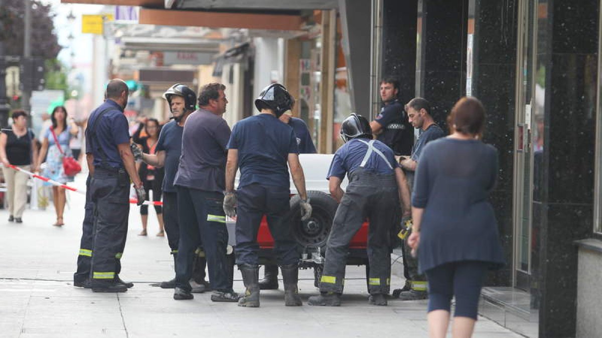Los bomberos trabajaban ayer a las puertas del edificio de Ordoño para que se pudiera acceder a su interior.
