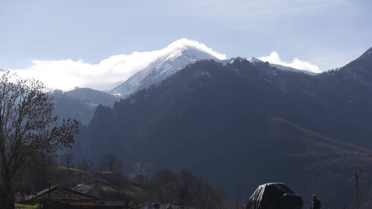 Las montañas de Picos de Europa, desde el pueblo de Oseja de Sajambre. JESÚS F. SALVADORES