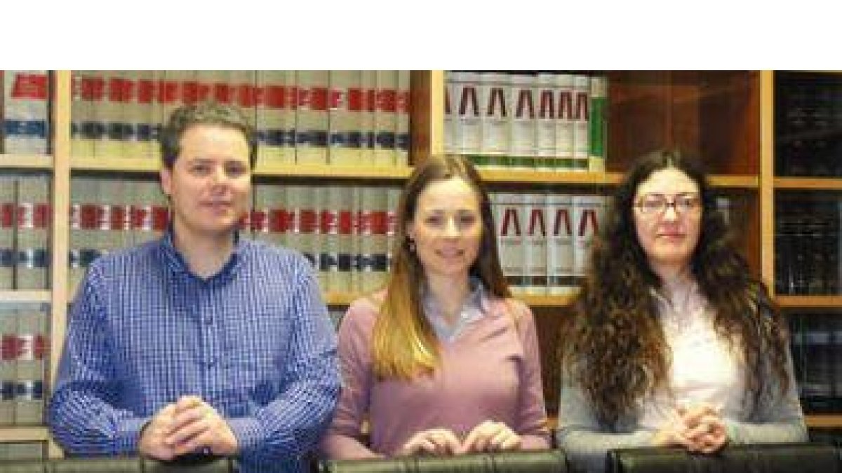 Alessandra Marconatto, autora de la investigación entre los directores Rodrigo Táscon López y Henar
