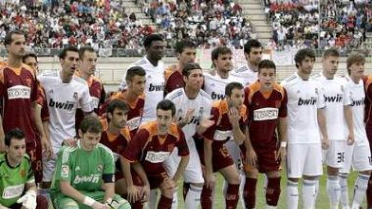 Los jugadores del Madrid y de la selección de Murcia, antes de disputar el partido benéfico.